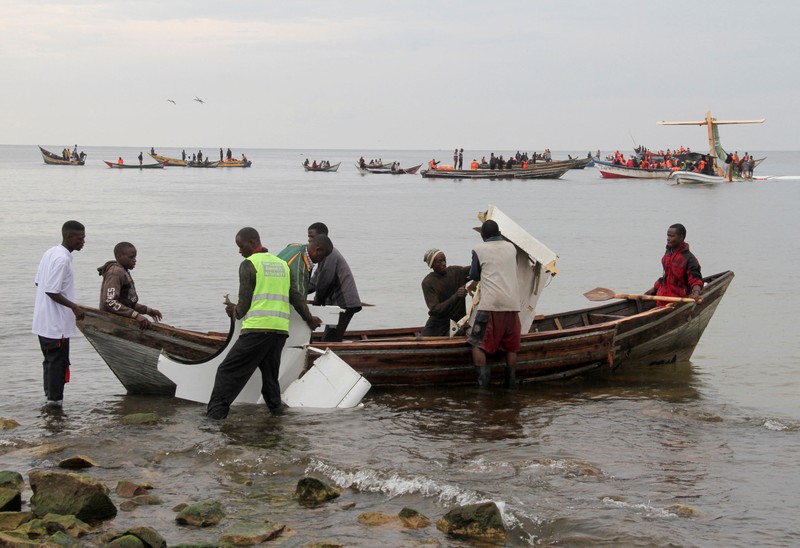 Kecelakaan Pesawat Precision Air di Danau Victoria di Bukoba, Tanzania Tim penyelamat berusaha mengevakuasi korban saat pesawat penumpang Precision Air jatuh di Danau Victoria di Bukoba, Tanzania, Minggu (6/11/2022). Pesawat yang membawa 43 orang itu jatuh sesaat sebelum mendarat di Bukoba akibat cuaca buruk. (REUTERS/Stringer)