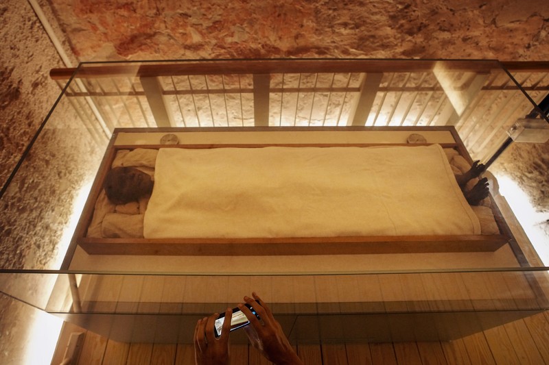 Seorang turis berswafoto di makam Raja Tutankhamun di Lembah Para Raja di Luxor, Mesir, Jumat (4/11/2022)/ Mesir merayakan peringatan 100 tahun penemuan makam Tutankhamun yang ditemukan oleh pakar Mesir asal Inggris, Howard Carter, pada 1922. Raja Tut menjadi firaun Mesir kuno paling terkenal di dunia. (AP Photo/Amr Nabil)