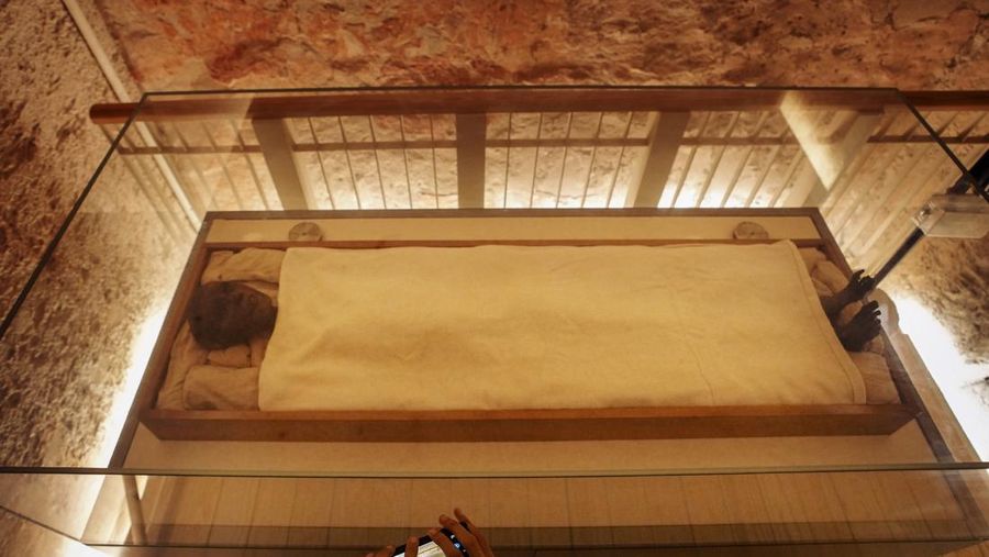 Seorang turis berswafoto di makam Raja Tutankhamun di Lembah Para Raja di Luxor, Mesir, Jumat (4/11/2022)/ Mesir merayakan peringatan 100 tahun penemuan makam Tutankhamun yang ditemukan oleh pakar Mesir asal Inggris, Howard Carter, pada 1922. Raja Tut menjadi firaun Mesir kuno paling terkenal di dunia. (AP Photo/Amr Nabil)