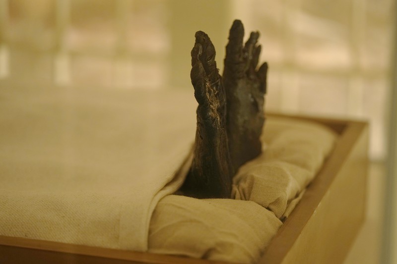 Seorang turis berswafoto di makam Raja Tutankhamun di Lembah Para Raja di Luxor, Mesir, Jumat (4/11/2022)/ Mesir merayakan peringatan 100 tahun penemuan makam Tutankhamun yang ditemukan oleh pakar Mesir asal Inggris, Howard Carter, pada 1922. Raja Tut menjadi firaun Mesir kuno paling terkenal di dunia. (AP Photo/Amr Nabil)