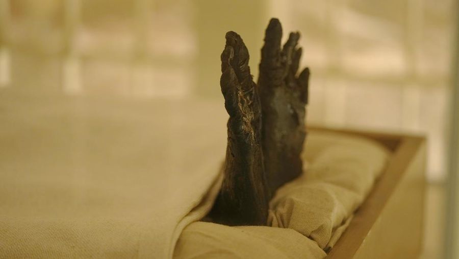 Mumi Raja Tutankhamun terlihat di kamar makamnya di Lembah Para Raja di Luxor, Mesir, Jumat (4/11/2022)/ Mesir merayakan peringatan 100 tahun penemuan makam Tutankhamun yang ditemukan oleh pakar Mesir asal Inggris, Howard Carter, pada 1922. Raja Tut menjadi firaun Mesir kuno paling terkenal di dunia. (AP Photo/Amr Nabil)