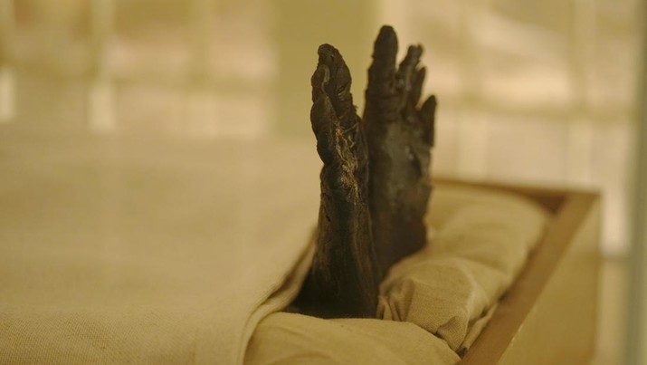 Mumi Raja Tutankhamun Mumi Raja Tutankhamun terlihat di kamar makamnya di Lembah Para Raja di Luxor, Mesir, Jumat (4/11/2022)/ Mesir merayakan peringatan 100 tahun penemuan makam Tutankhamun yang ditemukan oleh pakar Mesir asal Inggris, Howard Carter, pada 1922. Raja Tut menjadi firaun Mesir kuno paling terkenal di dunia. (AP Photo/Amr Nabil)