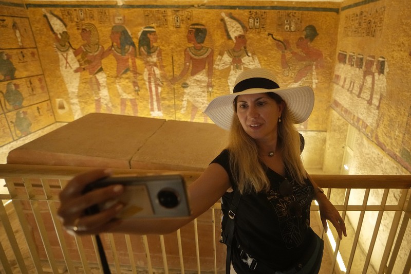 Seorang turis berswafoto di makam Raja Tutankhamun di Lembah Para Raja di Luxor, Mesir, Jumat (4/11/2022)/ Mesir merayakan peringatan 100 tahun penemuan makam Tutankhamun yang ditemukan oleh pakar Mesir asal Inggris, Howard Carter, pada 1922. Raja Tut menjadi firaun Mesir kuno paling terkenal di dunia. (AP Photo/Amr Nabil)
