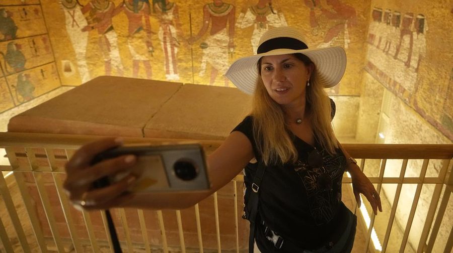Seorang turis berswafoto di makam Raja Tutankhamun di Lembah Para Raja di Luxor, Mesir, Jumat (4/11/2022)/ Mesir merayakan peringatan 100 tahun penemuan makam Tutankhamun yang ditemukan oleh pakar Mesir asal Inggris, Howard Carter, pada 1922. Raja Tut menjadi firaun Mesir kuno paling terkenal di dunia. (AP Photo/Amr Nabil)