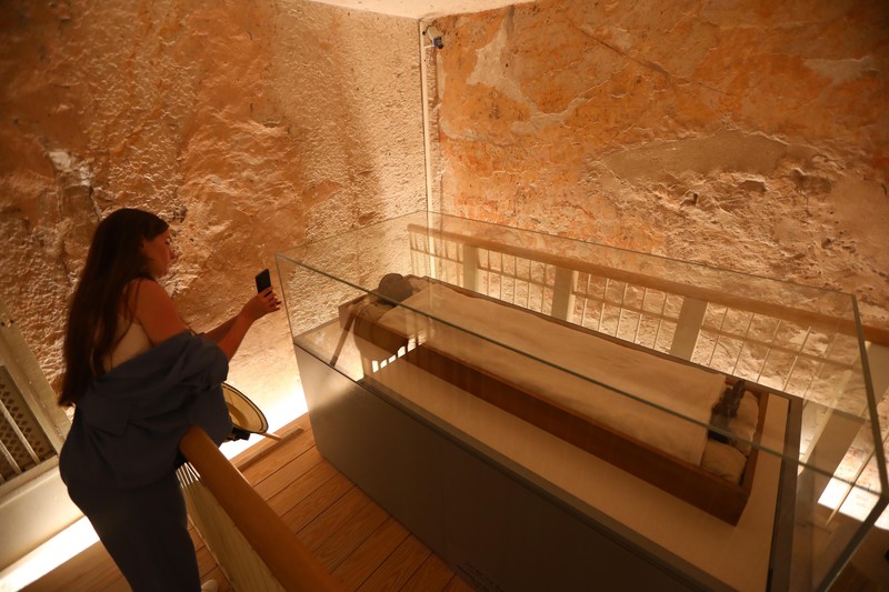 Seorang turis berswafoto di makam Raja Tutankhamun di Lembah Para Raja di Luxor, Mesir, Jumat (4/11/2022)/ Mesir merayakan peringatan 100 tahun penemuan makam Tutankhamun yang ditemukan oleh pakar Mesir asal Inggris, Howard Carter, pada 1922. Raja Tut menjadi firaun Mesir kuno paling terkenal di dunia. (AP Photo/Amr Nabil)