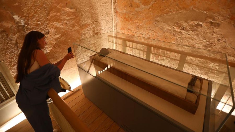 Seorang turis berswafoto di makam Raja Tutankhamun di Lembah Para Raja di Luxor, Mesir, Jumat (4/11/2022)/ Mesir merayakan peringatan 100 tahun penemuan makam Tutankhamun yang ditemukan oleh pakar Mesir asal Inggris, Howard Carter, pada 1922. Raja Tut menjadi firaun Mesir kuno paling terkenal di dunia. (AP Photo/Amr Nabil)