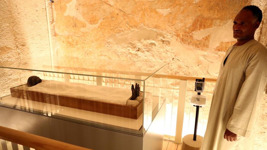 Seorang turis berswafoto di makam Raja Tutankhamun di Lembah Para Raja di Luxor, Mesir, Jumat (4/11/2022)/ Mesir merayakan peringatan 100 tahun penemuan makam Tutankhamun yang ditemukan oleh pakar Mesir asal Inggris, Howard Carter, pada 1922. Raja Tut menjadi firaun Mesir kuno paling terkenal di dunia. (AP Photo/Amr Nabil)