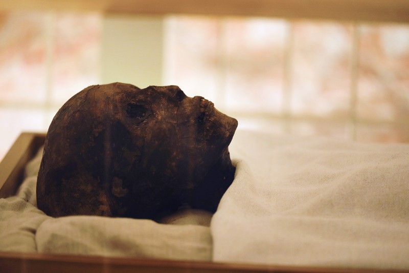 Seorang turis berswafoto di makam Raja Tutankhamun di Lembah Para Raja di Luxor, Mesir, Jumat (4/11/2022)/ Mesir merayakan peringatan 100 tahun penemuan makam Tutankhamun yang ditemukan oleh pakar Mesir asal Inggris, Howard Carter, pada 1922. Raja Tut menjadi firaun Mesir kuno paling terkenal di dunia. (AP Photo/Amr Nabil)