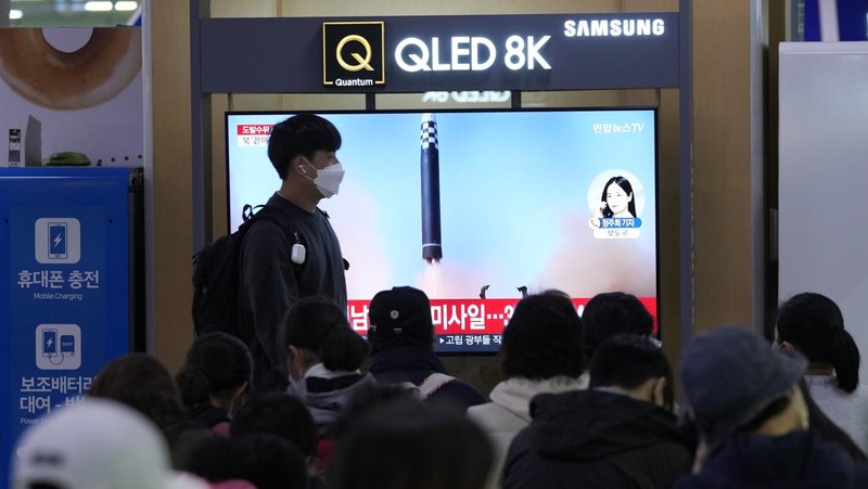 Dua pesawat pengebom B-1B Angkatan Udara AS (tengah), empat jet tempur F-35 Angkatan Udara Korea Selatan dan empat jet tempur F-16 Angkatan Udara AS terbang di atas Semenanjung Korea Selatan selama operasi gabungan, latihan udara yang disebut 