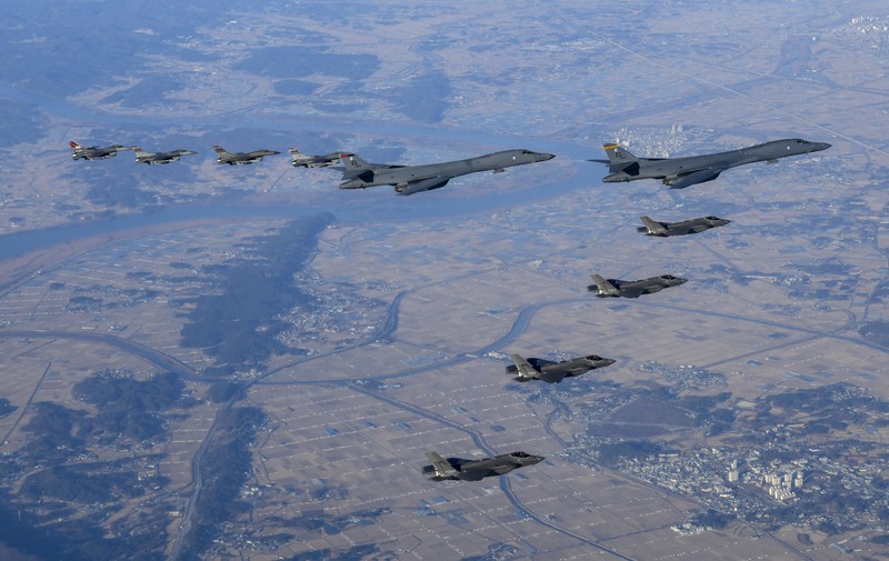 Pesawat pengebom B-1B Angkatan Udara AS Ikut latihan Militer Korea Selatan dengan Amerika Serikat “Vigilant Storm” di Korea Selatan Dua pesawat pengebom B-1B Angkatan Udara AS (tengah), empat jet tempur F-35 Angkatan Udara Korea Selatan dan empat jet tempur F-16 Angkatan Udara AS terbang di atas Semenanjung Korea Selatan selama operasi gabungan, latihan udara yang disebut