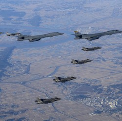 Kim Jong Un Luncurkan Rudal, Pengebom Nuklir AS Dekati Korut