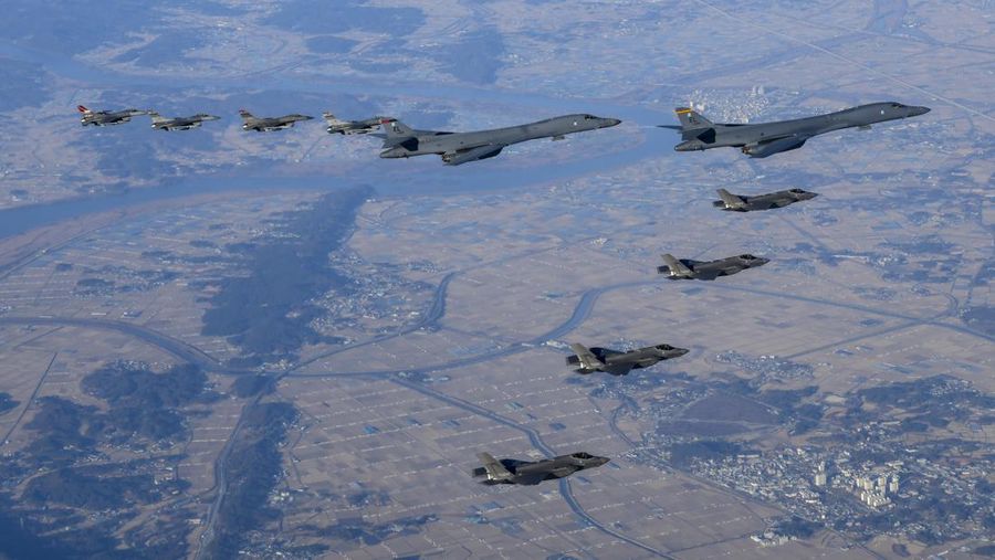 Dua pesawat pengebom B-1B Angkatan Udara AS (tengah atas), empat jet tempur F-35 Angkatan Udara Korea Selatan dan empat jet tempur F-16 Angkatan Udara AS terbang di atas Semenanjung Korea Selatan selama operasi gabungan, latihan udara yang disebut 