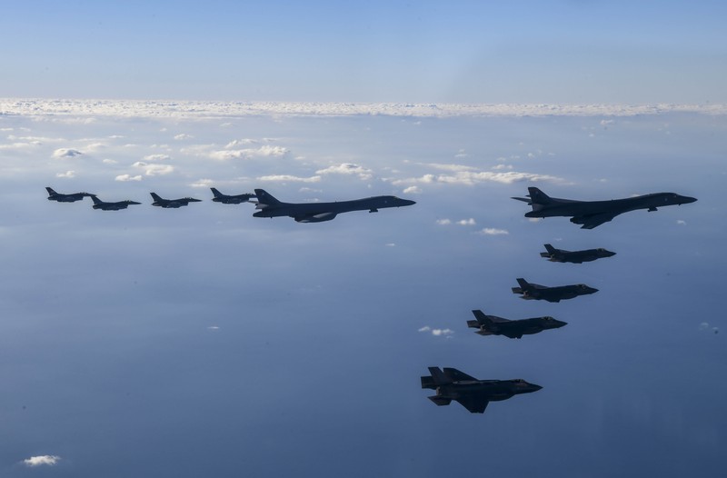 Pesawat pengebom B-1B Angkatan Udara AS Ikut latihan Militer Korea Selatan dengan Amerika Serikat “Vigilant Storm” di Korea Selatan Dua pesawat pengebom B-1B Angkatan Udara AS (tengah), empat jet tempur F-35 Angkatan Udara Korea Selatan dan empat jet tempur F-16 Angkatan Udara AS terbang di atas Semenanjung Korea Selatan selama operasi gabungan, latihan udara yang disebut