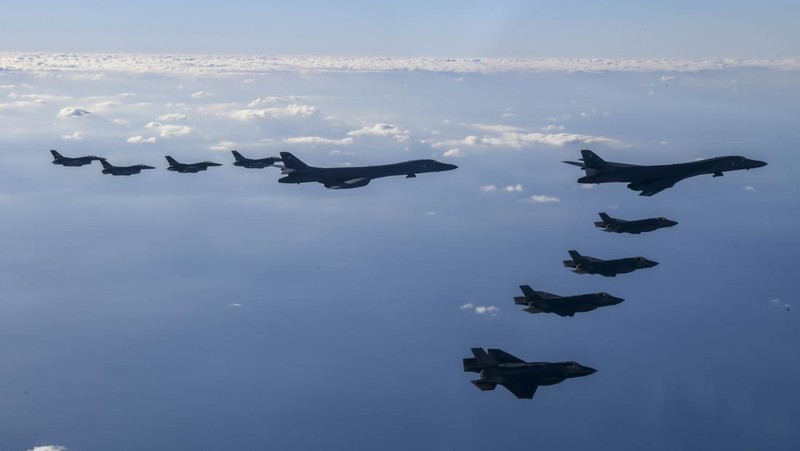 Dua pesawat pengebom B-1B Angkatan Udara AS (tengah), empat jet tempur F-35 Angkatan Udara Korea Selatan dan empat jet tempur F-16 Angkatan Udara AS terbang di atas Semenanjung Korea Selatan selama operasi gabungan, latihan udara yang disebut 