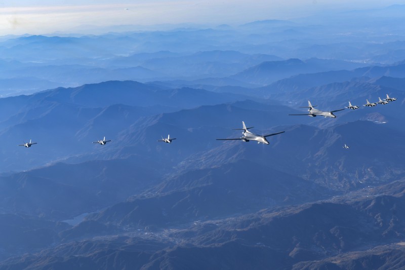 Pesawat pengebom B-1B Angkatan Udara AS Ikut latihan Militer Korea Selatan dengan Amerika Serikat “Vigilant Storm” di Korea Selatan Dua pesawat pengebom B-1B Angkatan Udara AS (tengah), empat jet tempur F-35 Angkatan Udara Korea Selatan dan empat jet tempur F-16 Angkatan Udara AS terbang di atas Semenanjung Korea Selatan selama operasi gabungan, latihan udara yang disebut