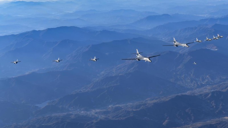 Dua pesawat pengebom B-1B Angkatan Udara AS (tengah), empat jet tempur F-35 Angkatan Udara Korea Selatan dan empat jet tempur F-16 Angkatan Udara AS terbang di atas Semenanjung Korea Selatan selama operasi gabungan, latihan udara yang disebut 