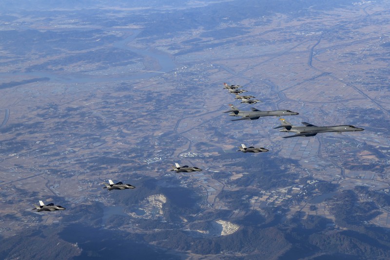 Pesawat pengebom B-1B Angkatan Udara AS Ikut latihan Militer Korea Selatan dengan Amerika Serikat “Vigilant Storm” di Korea Selatan Dua pesawat pengebom B-1B Angkatan Udara AS (tengah), empat jet tempur F-35 Angkatan Udara Korea Selatan dan empat jet tempur F-16 Angkatan Udara AS terbang di atas Semenanjung Korea Selatan selama operasi gabungan, latihan udara yang disebut