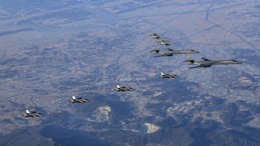 Dua pesawat pengebom B-1B Angkatan Udara AS (kanan tengah), empat jet tempur F-35 Angkatan Udara Korea Selatan dan empat jet tempur F-16 Angkatan Udara AS terbang di atas Semenanjung Korea Selatan selama operasi gabungan, latihan udara yang disebut 