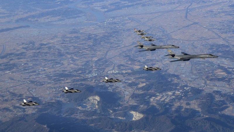 Dua pesawat pengebom B-1B Angkatan Udara AS (tengah), empat jet tempur F-35 Angkatan Udara Korea Selatan dan empat jet tempur F-16 Angkatan Udara AS terbang di atas Semenanjung Korea Selatan selama operasi gabungan, latihan udara yang disebut 
