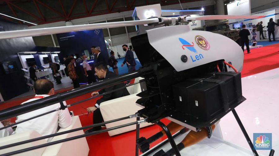Pengunjung melihat peswat tanpa awak (Drone) Weaponized Drone produksi PT LEN (Persero) yang di pamerkan dalam gelaran Industri Pertahanan (Indhan) terbesar di Asia Tenggara, Indo Defence 2022 Expo & Forum, di JIexpo Kemayoran, Jakarta, Rabu (2/11/2022). (CNBC Indonesia/ Andrean Kristianto)
