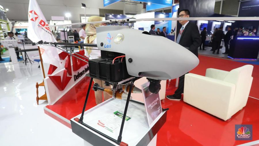 Pengunjung melihat peswat tanpa awak (Drone) Weaponized Drone produksi PT LEN (Persero) yang di pamerkan dalam gelaran Industri Pertahanan (Indhan) terbesar di Asia Tenggara, Indo Defence 2022 Expo & Forum, di JIexpo Kemayoran, Jakarta, Rabu (2/11/2022). (CNBC Indonesia/ Andrean Kristianto)