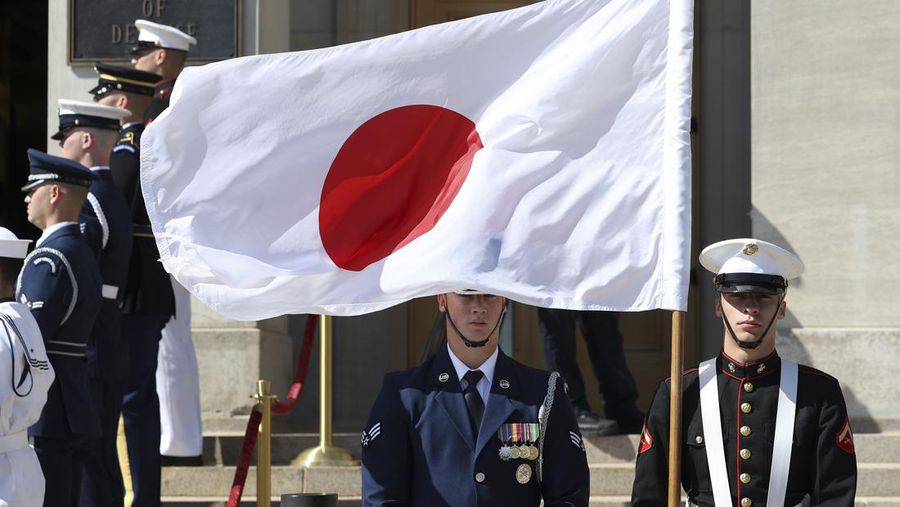 Anggota Pengawal Kehormatan Militer AS berdiri dengan bendera Jepang saat Menteri Pertahanan AS Lloyd Austin menyambut Menteri Pertahanan Jepang Yasukazu Hamada selama Penghormatan Cordon di Pentagon pada 14 September 2022 di Arlington, Virginia. Kedua pemimpin bertemu untuk membicarakan agresi China dan Rusia di kawasan Pasifik. (Kevin Dietsch/Getty Images)