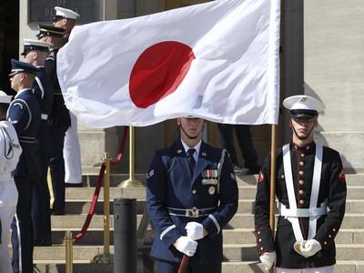 Anggota Pengawal Kehormatan Militer AS berdiri dengan bendera Jepang saat Menteri Pertahanan AS Lloyd Austin menyambut Menhan Jepang Yasukazu Hamada