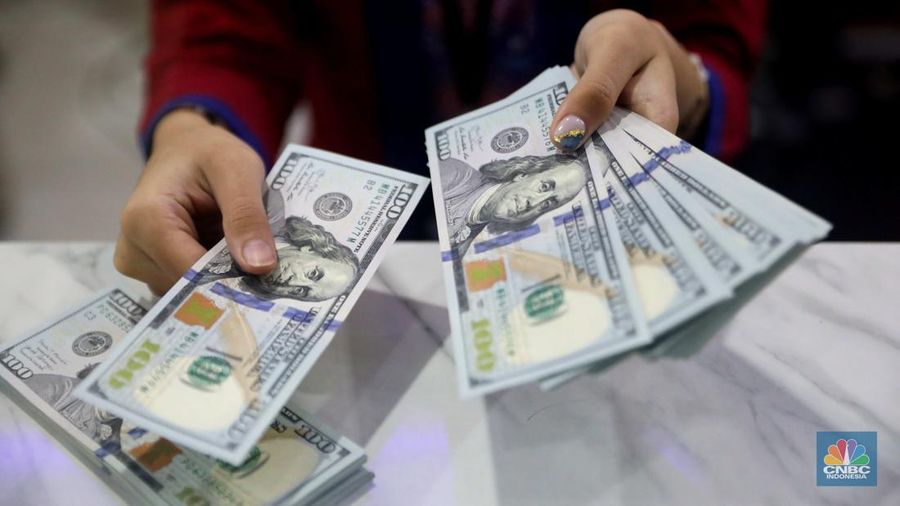 Petugas menghitung uang  dolar di tempat penukaran uang Dolarindo, Melawai, Blok M, Jakarta, Senin, (7/11/ 2022)