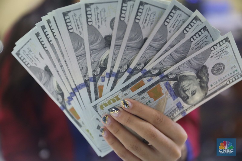 Ilustrasi Dolar dan Rupiah. Petugas menghitung uang dolar di tempat penukaran uang Dolarindo, Melawai, Blok M, Jakarta, Senin, (7/11/ 2022)