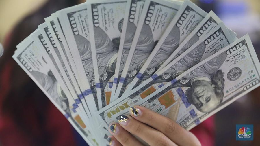 Petugas menghitung uang  dolar di tempat penukaran uang Dolarindo, Melawai, Blok M, Jakarta, Senin, (7/11/ 2022)