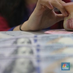 Gonjang-Ganjing Perbankan di Barat, Rupiah Jadi Melemah Tipis