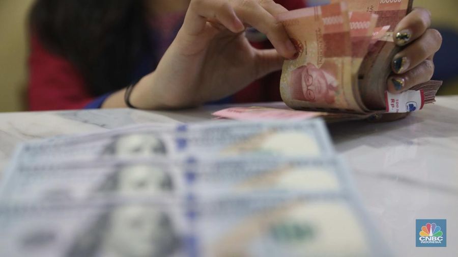 Petugas menghitung uang  dolar di tempat penukaran uang Dolarindo, Melawai, Blok M, Jakarta, Senin, (7/11/ 2022)