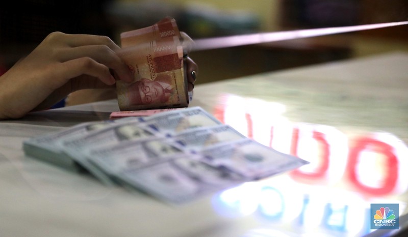 Petugas menghitung uang  dolar di tempat penukaran uang Dolarindo, Melawai, Blok M, Jakarta, Senin, (7/11/ 2022)