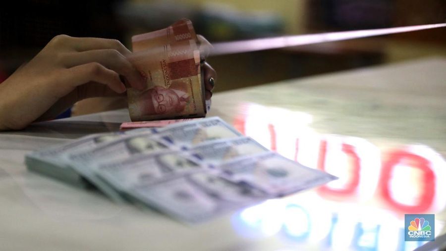 Petugas menghitung uang  dolar di tempat penukaran uang Dolarindo, Melawai, Blok M, Jakarta, Senin, (7/11/ 2022)