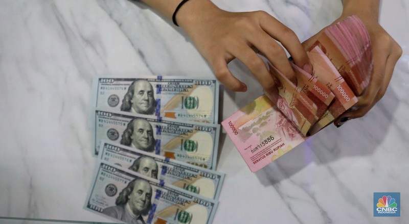 Petugas menghitung uang  dolar di tempat penukaran uang Dolarindo, Melawai, Blok M, Jakarta, Senin, (7/11/ 2022)