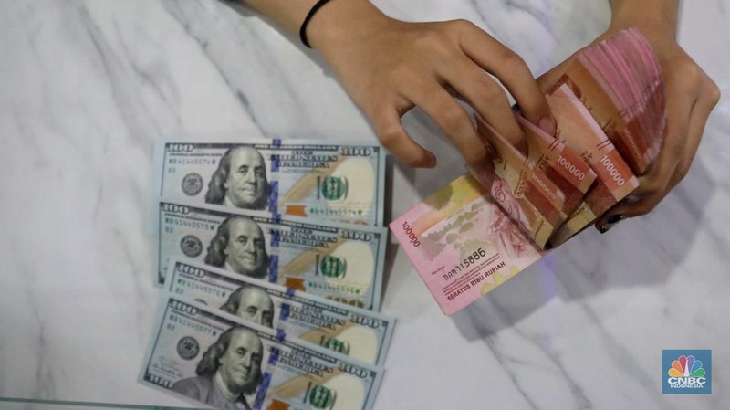 Petugas menghitung uang  dolar di tempat penukaran uang Dolarindo, Melawai, Blok M, Jakarta, Senin, (7/11/ 2022)