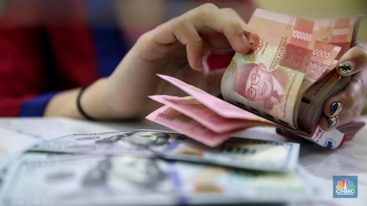 Petugas menghitung duit  dolar di tempat penukaran duit Dolarindo, Melawai, Blok M, Jakarta, Senin, (7/11/ 2022)