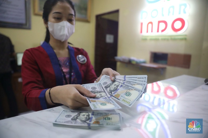 Petugas menghitung uang  dolar di tempat penukaran uang Dolarindo, Melawai, Blok M, Jakarta, Senin, (7/11/ 2022)