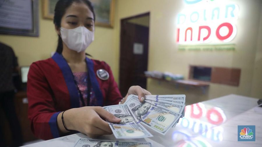 Petugas menghitung uang  dolar di tempat penukaran uang Dolarindo, Melawai, Blok M, Jakarta, Senin, (7/11/ 2022)
