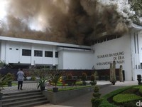 Gedung Balai Kota Bandung Terbakar, Asap Putih Membumbung