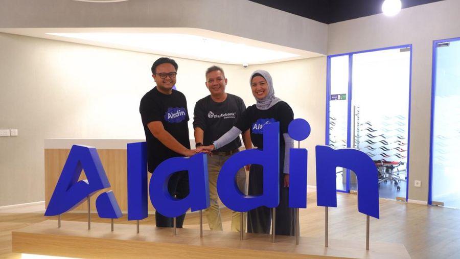 Manajemen Bank Aladin Syariah dan Plastic Bank Indonesia berkomitmen menangani limbah plastik.