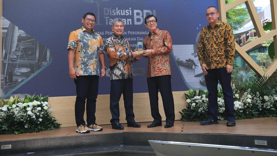 Direktur Utama BRI, Sunarso bersama Menteri Hukum dan Hak Asasi Manusia RI Yasonna H. Laoly dalam komitmen mengembangkan UMK.