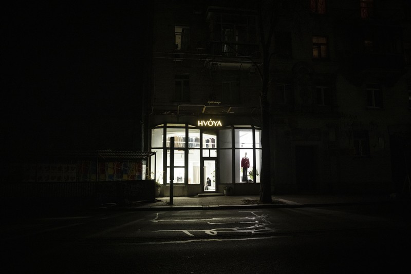 KYIV, UKRAINE - NOVEMBER 06: Cars drive between apartment blocks in near total darkness during a scheduled power cut on the left bank of the River Dnipro November 06, 2022 in Kyiv, Ukraine. Electricity and heating outages across Ukraine caused by missile and drone strikes to energy infrastructure have added urgency preparations for winter. (Photo by Ed Ram/Getty Images)