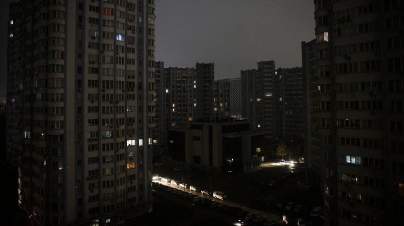 KYIV, UKRAINE - NOVEMBER 06: Cars drive between apartment blocks in near total darkness during a scheduled power cut on the left bank of the River Dnipro November 06, 2022 in Kyiv, Ukraine. Electricity and heating outages across Ukraine caused by missile and drone strikes to energy infrastructure have added urgency preparations for winter. (Photo by Ed Ram/Getty Images)