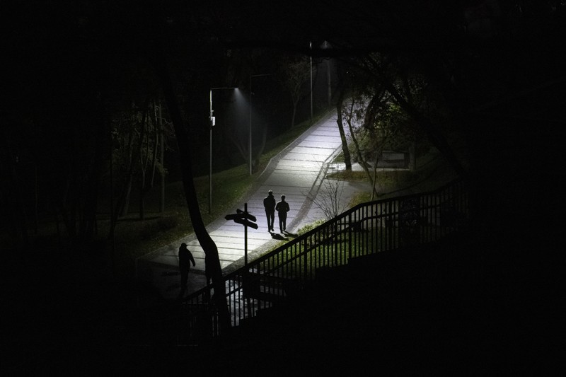 KYIV, UKRAINE - NOVEMBER 06: Cars drive between apartment blocks in near total darkness during a scheduled power cut on the left bank of the River Dnipro November 06, 2022 in Kyiv, Ukraine. Electricity and heating outages across Ukraine caused by missile and drone strikes to energy infrastructure have added urgency preparations for winter. (Photo by Ed Ram/Getty Images)