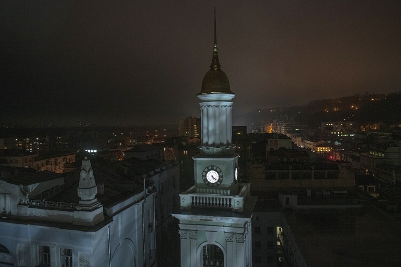 KYIV, UKRAINE - NOVEMBER 06: Cars drive between apartment blocks in near total darkness during a scheduled power cut on the left bank of the River Dnipro November 06, 2022 in Kyiv, Ukraine. Electricity and heating outages across Ukraine caused by missile and drone strikes to energy infrastructure have added urgency preparations for winter. (Photo by Ed Ram/Getty Images)