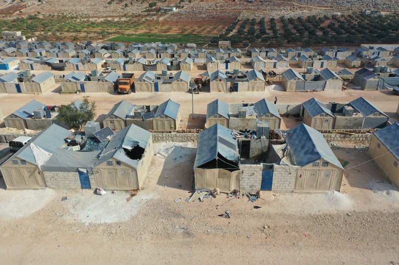 Pemandangan kamp Maram yang rusak, menampung warga sipil yang terlantar, setelah serangan bom tandan yang dilakukan oleh pasukan rezim Assad di Idlib, Suriah pada 06 November 2022. Sedikitnya enam warga sipil telah tewas dan 75 lainnya terluka oleh serangan terbaru rezim Suriah di kamp Idlib. (Muhammed Said/Anadolu Agency via Getty Images)