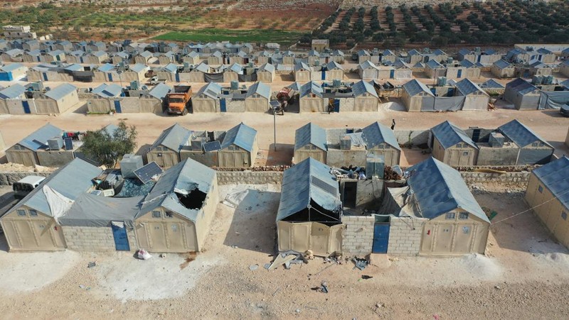 Pemandangan kamp Maram yang rusak, menampung warga sipil yang terlantar, setelah serangan bom tandan yang dilakukan oleh pasukan rezim Assad di Idlib, Suriah pada 06 November 2022. Sedikitnya enam warga sipil telah tewas dan 75 lainnya terluka oleh serangan terbaru rezim Suriah di kamp Idlib. (Muhammed Said/Anadolu Agency via Getty Images)