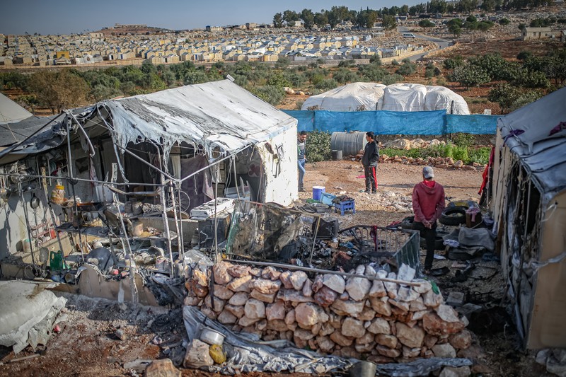 Pemandangan kamp Maram yang rusak, menampung warga sipil yang terlantar, setelah serangan bom tandan yang dilakukan oleh pasukan rezim Assad di Idlib, Suriah pada 06 November 2022. Sedikitnya enam warga sipil telah tewas dan 75 lainnya terluka oleh serangan terbaru rezim Suriah di kamp Idlib. (Muhammed Said/Anadolu Agency via Getty Images)