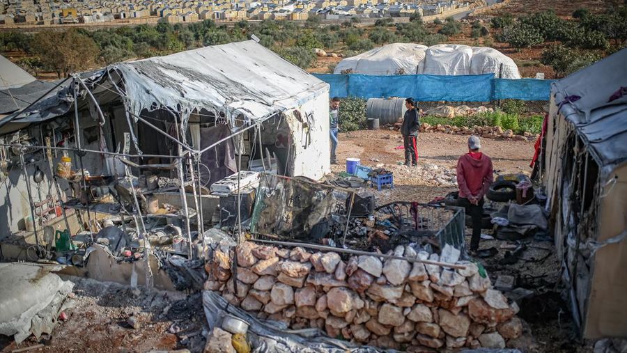 Pemandangan kamp Maram yang rusak, menampung warga sipil yang terlantar, setelah serangan bom tandan yang dilakukan oleh pasukan rezim Assad di Idlib, Suriah pada 06 November 2022. Sedikitnya enam warga sipil telah tewas dan 75 lainnya terluka oleh serangan terbaru rezim Suriah di kamp Idlib. (Muhammed Said/Anadolu Agency via Getty Images)